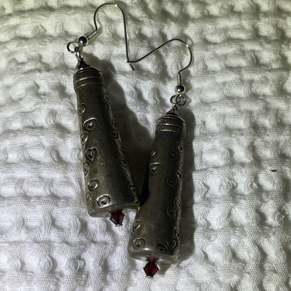 Adorable heart designed homemade earrings!! ❤️